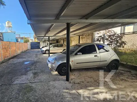 Cocheras con local comercial en venta en La Plata