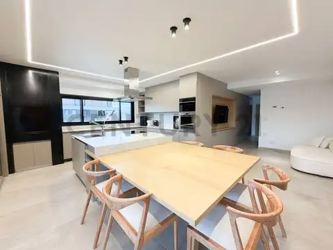VENTA CASA A ESTRENAR , ORIENTACION NORTE EN EL YACHT.