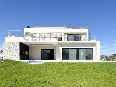 Casa 8 ambientes con 6 baños