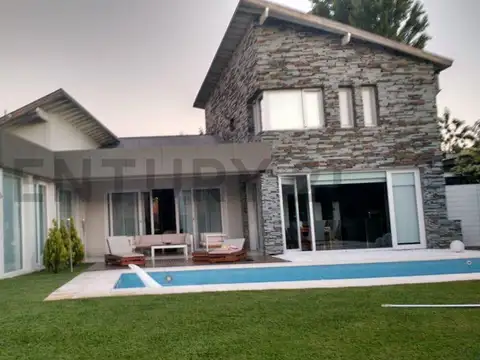 HERMOSA CASA EN ALQUILER AMUEBLADA. BARRIO SAN ISIDRO LABRADOR.VILLANUEVA