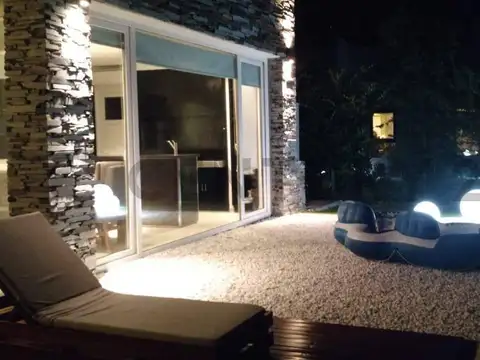 Casa en Alquiler con 2 cocheras