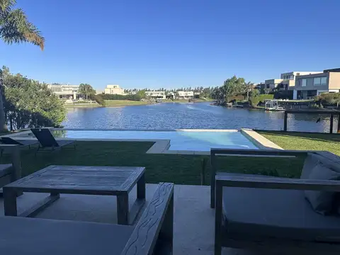 Los Alisos  casa con 4 dormitorios al agua en Nordelta, alquiler con muebles. Anual o temporal.