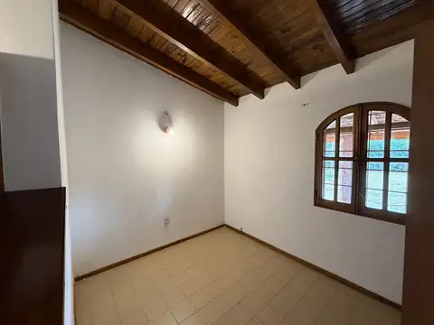  CASA EN ALQUILER – CHACRAS DE CORIA - CALLEJÓN CERRADO - VIAMONTE Y ALTE. BROWN 