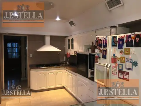 Excelente Casa 4 amb. con quincho y cochera para 2 autos - Villa Luzuriaga