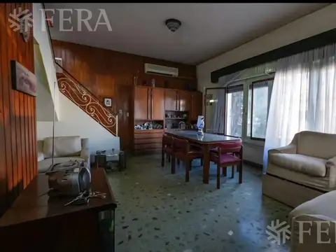 Casa 6 ambientes con 2 baños