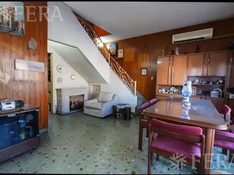 Venta de Casa 6 ambientes con cochera en Bernal Oeste