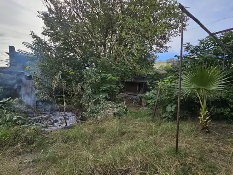 Casa de estilo en esquina a refaccionar con terreno! 3 dormitorios, local comercial a la calle!...
