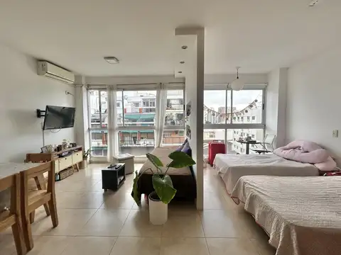 Amplio dos ambientes semi integrado. Soleado y luminoso.