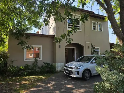 Casa 2 plantas,caldera, pileta,fondo, con detalles