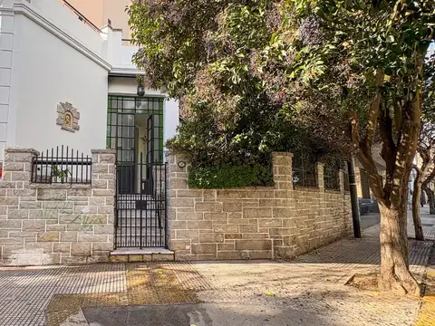 Hermosa casa en esquina, con terreno propio. A metros de Parque Centenario.