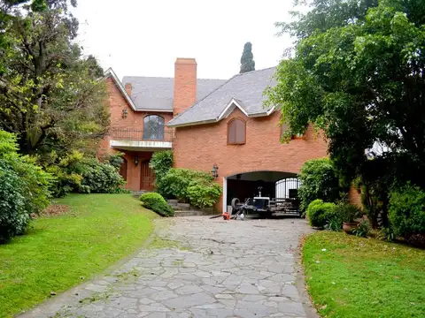 Casa 9 ambientes con 5 baños