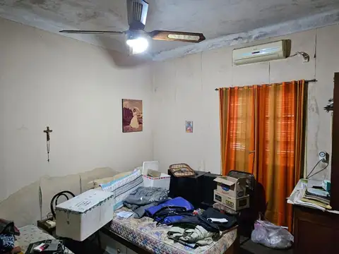 Casa amplia c/garaje Pedernera y Las Piedras U$s 75000