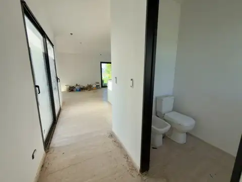Casa 4 ambientes con 2 baños
