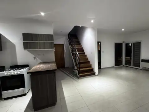 Casa en Alquiler con 1 cochera