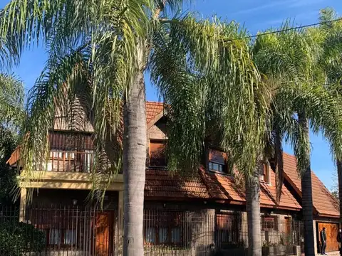 *EXCELENTE CHALET SOBRE 390,74 M2 DE TERRENO TOTALES  *6 AMB. (4 DORM. + DEP. SERV. + ESCRITORIO)