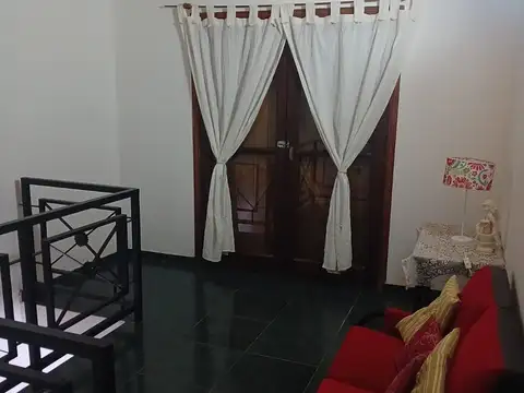 Casa 6 ambientes con 2 baños