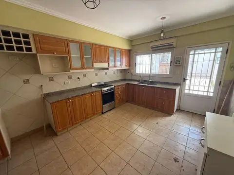 CASA DUPLEX EN VENTA CON COCHERA EN ALMAGRO.
