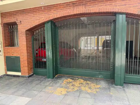 CASA DUPLEX EN VENTA CON COCHERA EN ALMAGRO.