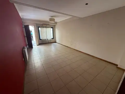 Casa 6 ambientes con 2 baños