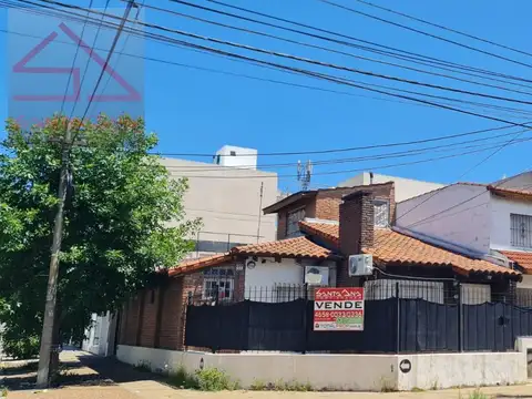 Mitre, Emilio Gral 1200 Esq. Peru