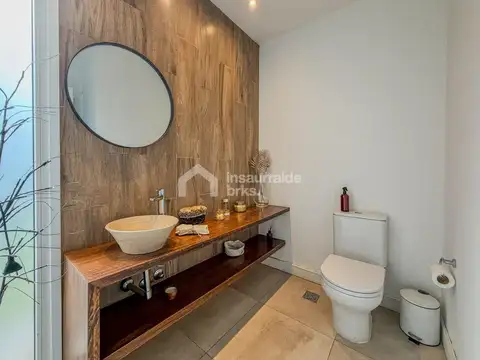 Casa 5 ambientes con 4 baños