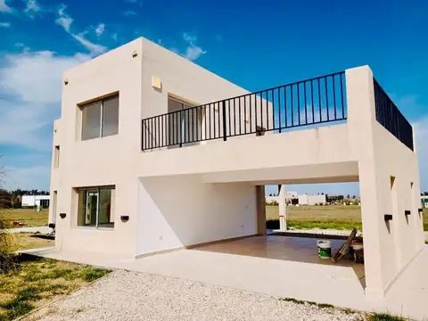 Casa 4 ambientes con 3 baños