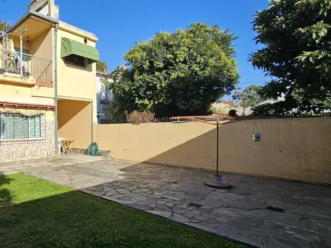 Gran casa de 5 ambientes con Jardín y Quincho en Antártida Argentina, Carapachay