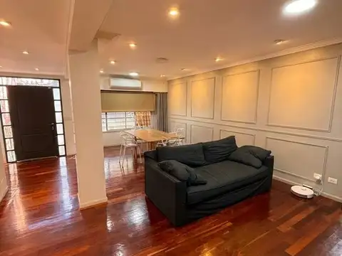 Casa en Alquiler con 2 cocheras