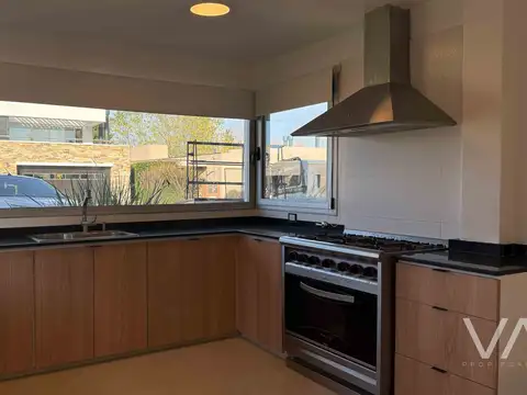 Casa 4 ambientes con 3 baños