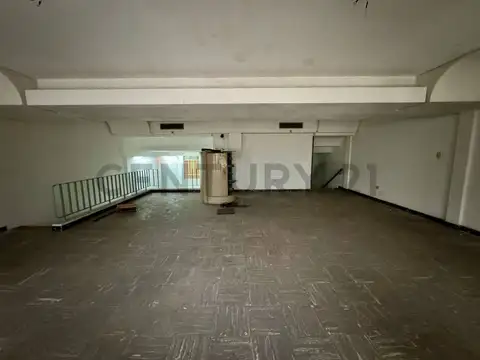 Oficina 10 ambientes con 5 baños