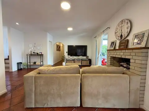 Casa 8 ambientes con 4 baños