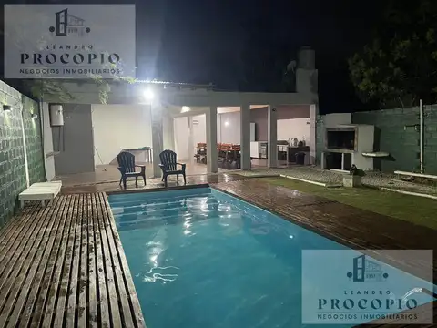 CASA 4 AMBIENTES CON QUINCHO Y PILETA EN VENTA EN MERLO