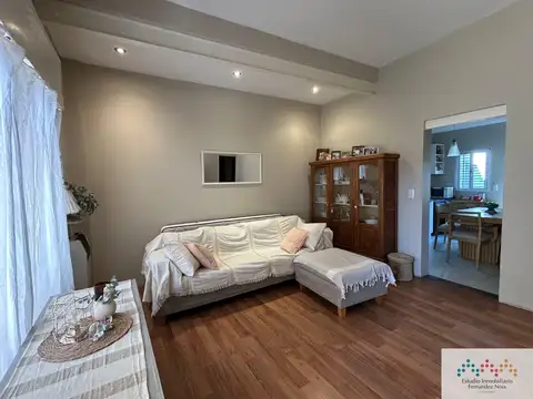 Casa c/ cochera y 3 habitaciones en una planta