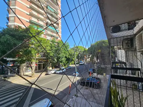 Oficina de 2 ambientes en un 1° piso al frente con balcon y con todos sus ventanales dando a la Av. Elcano 