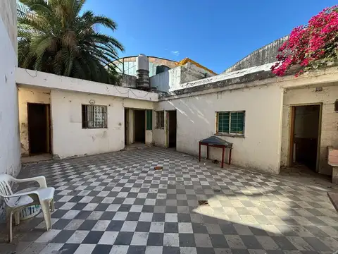 CASA VENTA A REFACCIONAR 7 DORMITORIOS BARRIO CENTRO