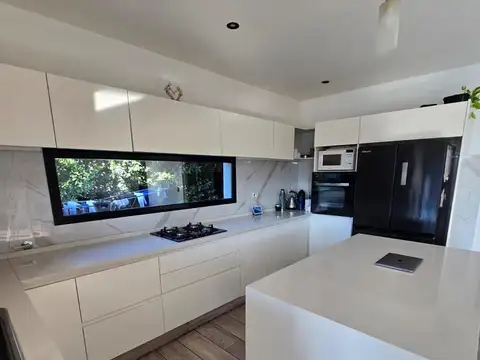 Casa en Venta con 4 cocheras