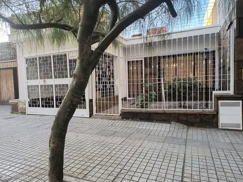 Casa en Alquiler con 1 cochera