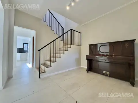 Casa en Venta con 3 cocheras
