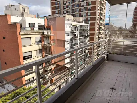 Departamento de 2 dormitorios y espacio guarda coche fijo y cubierto en venta en Caballito.