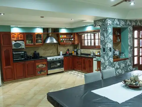 Casa en Venta con 3 cocheras
