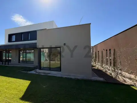 Casa en Venta con 3 cocheras