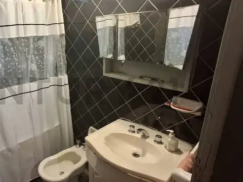 Venta de casa a reciclar, barrio YPF Ensenada.