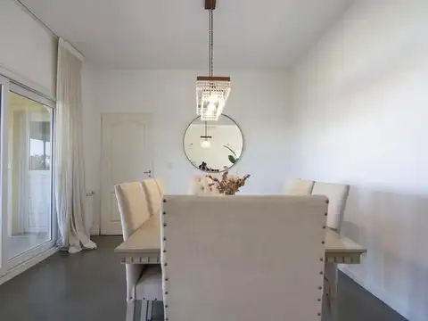 Casa en Alquiler con 3 cocheras