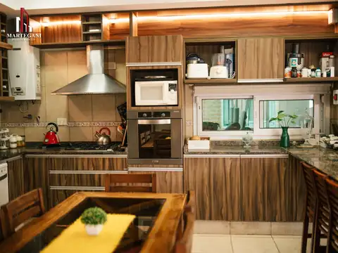 Casa en Venta con 2 cocheras