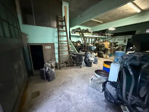 GALPÓN CON OFICINA + DEPOSITO CON 5 OFICINAS + 2 COCINAS Y 3 BAÑOS