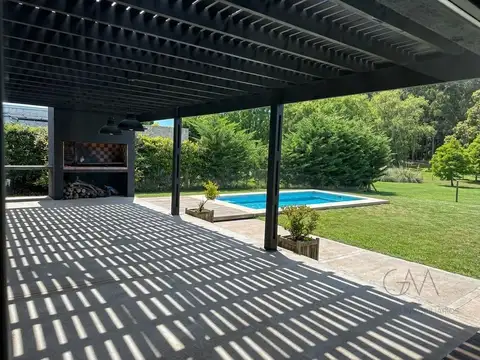 Casa en Alquiler con 1 cochera