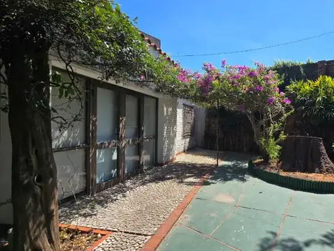 Casa en Alquiler con 2 cocheras