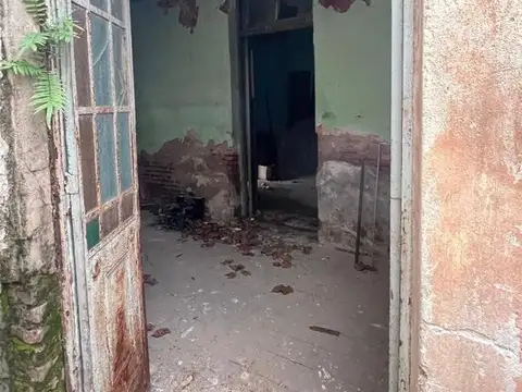 Venta lote con casa a reciclar en Banfield