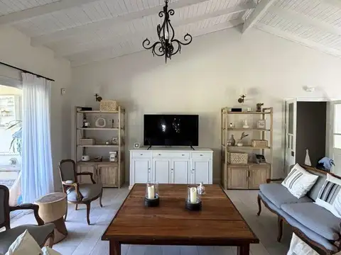 Casa en Alquiler Temporal en Las Glorias, USD 1.600