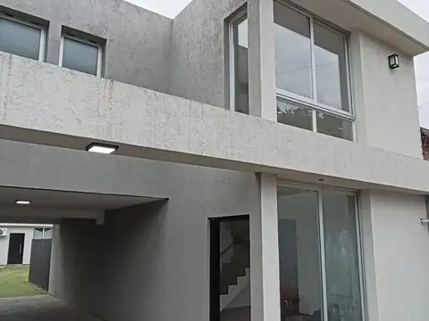 EXCELENTE DUPLEX PREMIUN 4 AMBIENTES CON COCHERA, JARDIN Y 3 BAÑOS. OPORTUNIDAD. ITUZAINGO